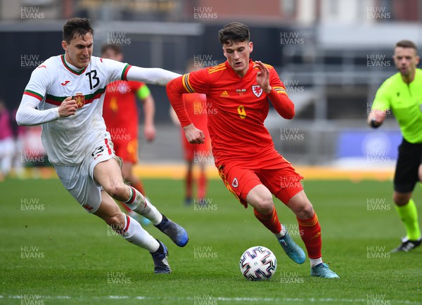 290322 - Wales U21 v Bulgaria U21 - 2023 UEFA Under 21 Euro Qualifying Round - Jack Vale of Wales is tackled by Simeon Petrov of Bulgaria