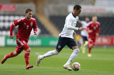 190514 - Wales v England, UEFA Under 21 Qualifying Match, Liberty Stadium, Swansea - England's Tom Ince gets away from Wales' Josh Pritchard