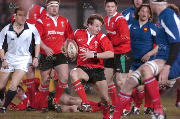 170306 - Wales U21 v France U21 - Six Nations -  Martin Roberts looks for a space in the French defence