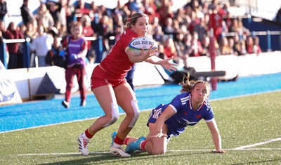 180426 - Wales U21 v France U21, Women's Under-21 Six Nations Summer Series - Gabby Healan of Wales wins the ball from Iness Zeze of France as she powers over to score try