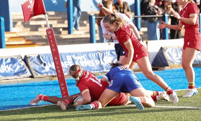 180426 - Wales U21 v France U21, Women's Under-21 Six Nations Summer Series - Gabby Healan of Wales powers over to score try