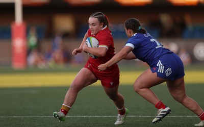 180426 - Wales U21 v France U21, Women's Under-21 Six Nations Summer Series - Shanelle Williams of Wales charges forward
