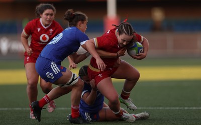 180426 - Wales U21 v France U21, Women's Under-21 Six Nations Summer Series - Shanelle Williams of Wales charges forward