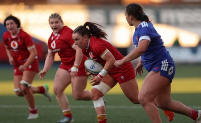 180426 - Wales U21 v France U21, Women's Under-21 Six Nations Summer Series - Sian Jones of Wales charges for the line