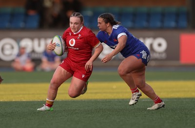 180426 - Wales U21 v France U21, Women's Under-21 Six Nations Summer Series - Shanelle Williams of Wales breaks away