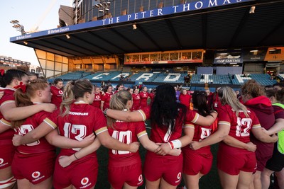 180426 - Wales U21 v France U21, Women's Under-21 Six Nations Summer Series - The Wales team huddle up at the end of the match