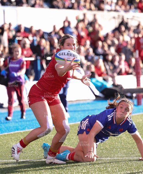 180426 - Wales U21 v France U21, Women's Under-21 Six Nations Summer Series - Gabby Healan of Wales wins the ball from Iness Zeze of France as she powers over to score try