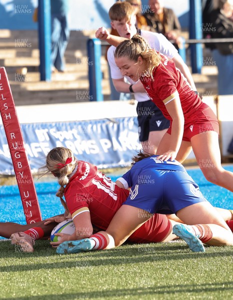180426 - Wales U21 v France U21, Women's Under-21 Six Nations Summer Series - Gabby Healan of Wales powers over to score try