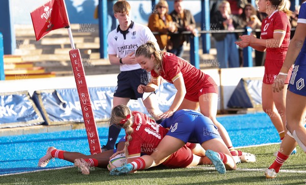 180426 - Wales U21 v France U21, Women's Under-21 Six Nations Summer Series - Gabby Healan of Wales powers over to score try
