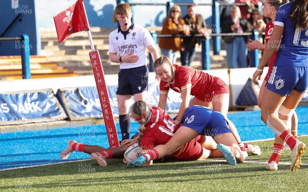 180426 - Wales U21 v France U21, Women's Under-21 Six Nations Summer Series - Gabby Healan of Wales powers over to score try