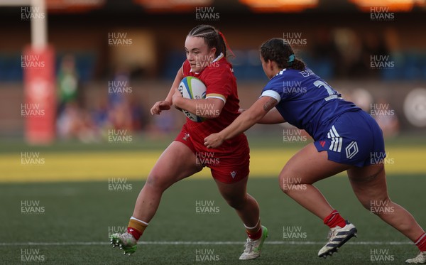 180426 - Wales U21 v France U21, Women's Under-21 Six Nations Summer Series - Shanelle Williams of Wales charges forward