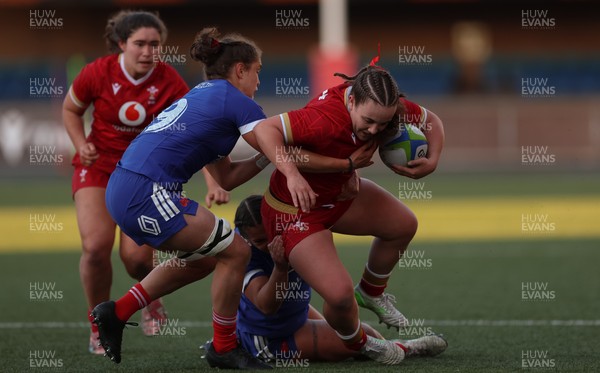 180426 - Wales U21 v France U21, Women's Under-21 Six Nations Summer Series - Shanelle Williams of Wales charges forward
