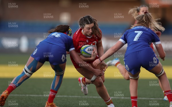 180426 - Wales U21 v France U21, Women's Under-21 Six Nations Summer Series - Robyn Davies of Wales looks to attack