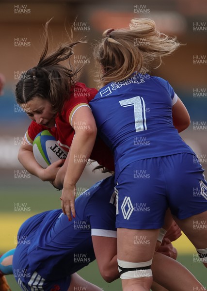180426 - Wales U21 v France U21, Women's Under-21 Six Nations Summer Series - Robyn Davies of Wales looks to attack