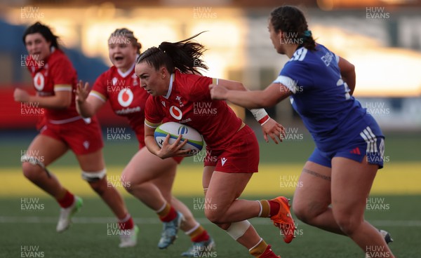 180426 - Wales U21 v France U21, Women's Under-21 Six Nations Summer Series - Sian Jones of Wales charges for the line