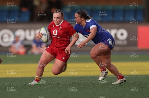 180426 - Wales U21 v France U21, Women's Under-21 Six Nations Summer Series - Shanelle Williams of Wales breaks away