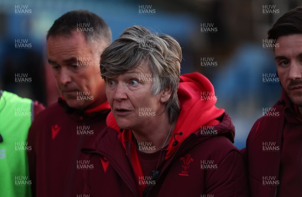 180426 - Wales U21 v France U21, Women's Under-21 Six Nations Summer Series - Wales head coach Liza Burgess speaks to the players at the end of the match