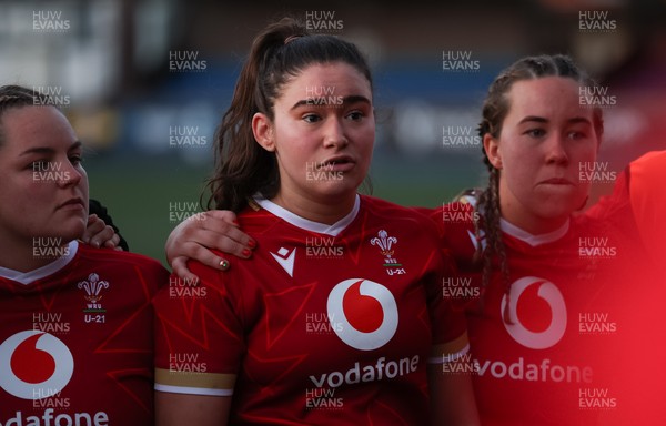 180426 - Wales U21 v France U21, Women's Under-21 Six Nations Summer Series - Wales captain Gwennan Hopkins speaks to the players at the end of the match