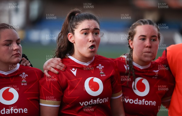 180426 - Wales U21 v France U21, Women's Under-21 Six Nations Summer Series - Wales captain Gwennan Hopkins speaks to the players at the end of the match