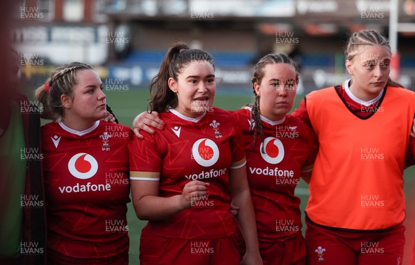 180426 - Wales U21 v France U21, Women's Under-21 Six Nations Summer Series - Wales captain Gwennan Hopkins speaks to the players at the end of the match