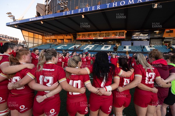 180426 - Wales U21 v France U21, Women's Under-21 Six Nations Summer Series - The Wales team huddle up at the end of the match