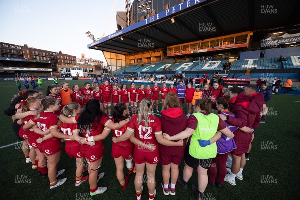 180426 - Wales U21 v France U21, Women's Under-21 Six Nations Summer Series - The Wales team huddle up at the end of the match