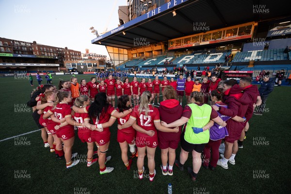 180426 - Wales U21 v France U21, Women's Under-21 Six Nations Summer Series - The Wales team huddle up at the end of the match