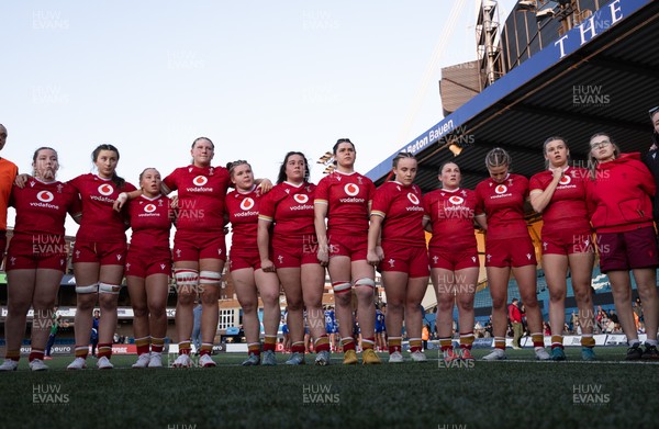 180426 - Wales U21 v France U21, Women's Under-21 Six Nations Summer Series - The Wales team huddle up at the end of the match