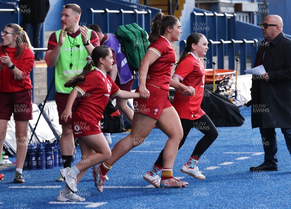 180426 - Wales U21 v France U21, Women's Under-21 Six Nations Summer Series - Wales captain Gwennan Hopkins with match mascots
