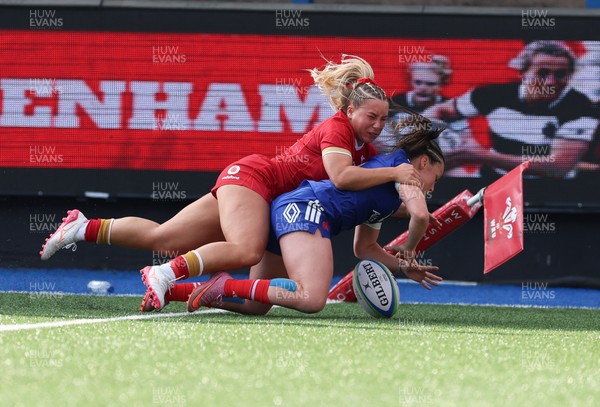 180426 - Wales U21 v France U21, Women's Under-21 Six Nations Summer Series - Kelsie Webster of Wales puts Lylou Pedussaud of France under pressure