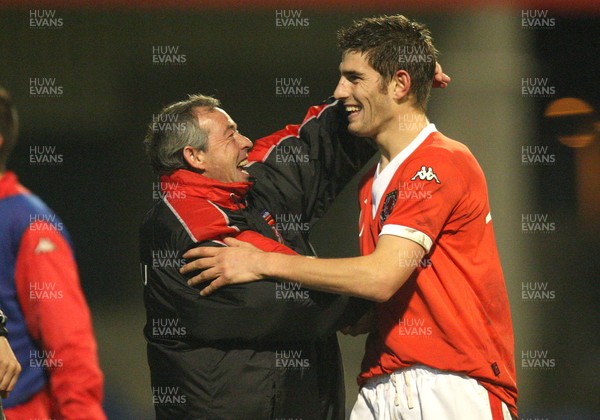 20.11.07 - Wales u21 v France u21, UEFA Under 21 Championship 2009 Qualifing, Cardiff Wales' hat-trick hero Ched Evans is congratulated by Brian Flynn at the end of the match 