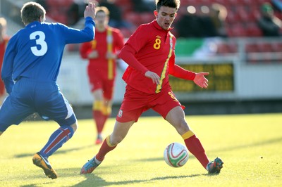060213 - Wales v Iceland, Friendly Under 21 International, Llanelli - Wales' Emyr Huws takes on Iceland's Hjortur Hermannsson