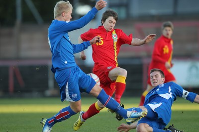 060213 - Wales v Iceland, Friendly Under 21 International, Llanelli - Wales' Chris Dawson is challenged by Iceland's Hordur Bjorgvin Magnusson and  Brynar Gauti Gudjonsson