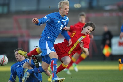 060213 - Wales v Iceland, Friendly Under 21 International, Llanelli - Wales' Chris Dawson is challenged by Iceland's Hordur Bjorgvin Magnusson and  Brynar Gauti Gudjonsson