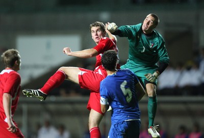 04.09.09 - Wales U21 v Italy U21, UEFA Under 21 Championship 2011 -  Wales' Sam Vokes puts Italy's keeper Vincenzo Fiorillo under pressure as they go for the ball 