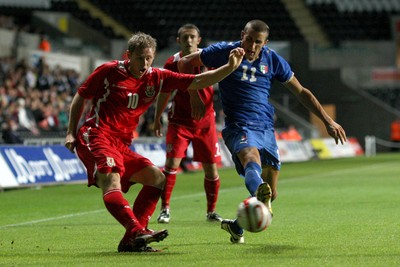 04.09.09 - Wales U21 v Italy U21, UEFA Under 21 Championship 2011 -  Wales' Simon Church crosses as Italy's Antonino Barilla  closes in  