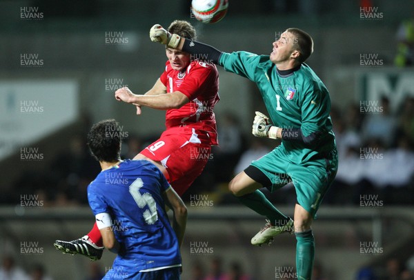 04.09.09 - Wales U21 v Italy U21, UEFA Under 21 Championship 2011 -  Wales' Sam Vokes puts Italy's keeper Vincenzo Fiorillo under pressure as they go for the ball 