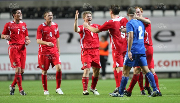 04.09.09 - Wales U21 v Italy U21, UEFA Under 21 Championship 2011 -  Wales players celebrate after their win over Italy 