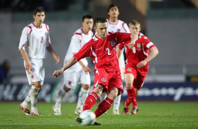 31.03.09 - Wales U21v Luxembourg U21, UEFA Under 21 Championship 2011, Llanelli -  Wales' Neal Eardley scores goal from the penalty spot  