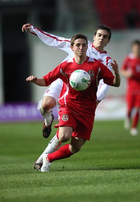 31.03.09 - Wales U21v Luxembourg U21, UEFA Under 21 Championship 2011, Llanelli -  Wales' Joe Allen is challenged by Luxembourg's Cederic Bastos   