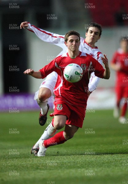 31.03.09 - Wales U21v Luxembourg U21, UEFA Under 21 Championship 2011, Llanelli -  Wales' Joe Allen is challenged by Luxembourg's Cederic Bastos   