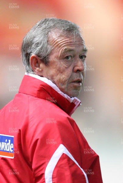 31.03.09 - Wales U21v Luxembourg U21, UEFA Under 21 Championship 2011, Llanelli -  Wales U21 manager Brian Flynn 