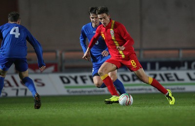 220313 - Wales U21 v Moldova U21 UEFA Championship Qualifying match, Llanelli - Wales' Emyr Huws pushes forward