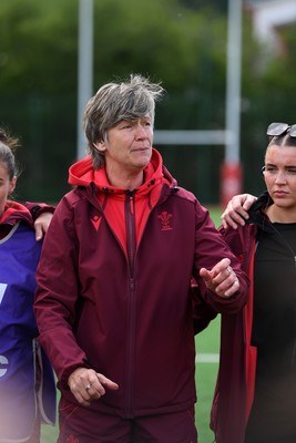100526 - Wales U21 Women v Ireland U21 Women - Six Nations Women's U21 Series - Liza Burgess, Wales Women's Head Coach leads the team huddle at full time