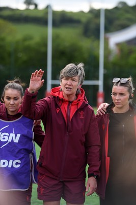 100526 - Wales U21 Women v Ireland U21 Women - Six Nations Women's U21 Series - Liza Burgess, Wales Women's Head Coach leads the team huddle at full time