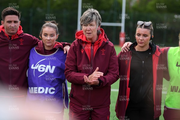 100526 - Wales U21 Women v Ireland U21 Women - Six Nations Women's U21 Series - Liza Burgess, Wales Women's Head Coach leads the team huddle at full time