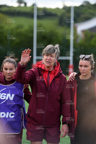 100526 - Wales U21 Women v Ireland U21 Women - Six Nations Women's U21 Series - Liza Burgess, Wales Women's Head Coach leads the team huddle at full time