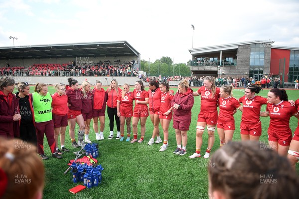 100526 - Wales U21 Women v Ireland U21 Women - Six Nations Women's U21 Series - Liza Burgess, Wales Women's Head Coach leads the huddle at full time
