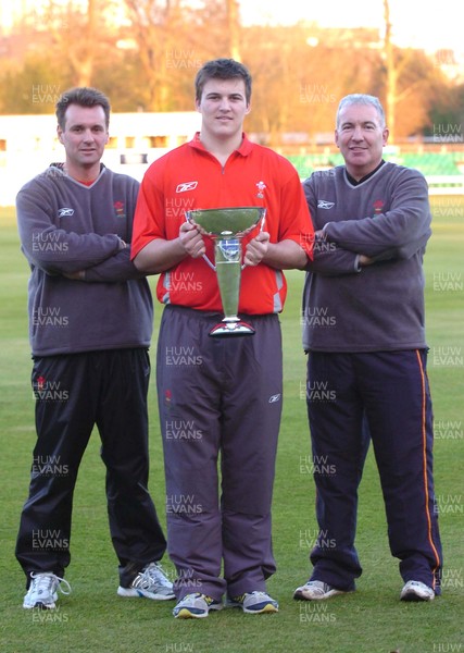 080206 - Wales Under 21 Rugby - (L - R) Dai Rees (Coach), Tom Smith (Captain) and Chris Davey (Coach) with the Six Nations Under 21 Cup, which they are defending this season 