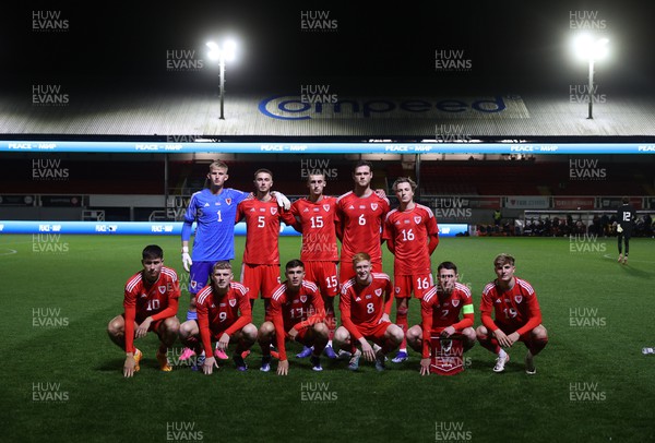 161123 - Wales U21s v Iceland U21s - UEFA U21s Qualifying Round - Wales team photo